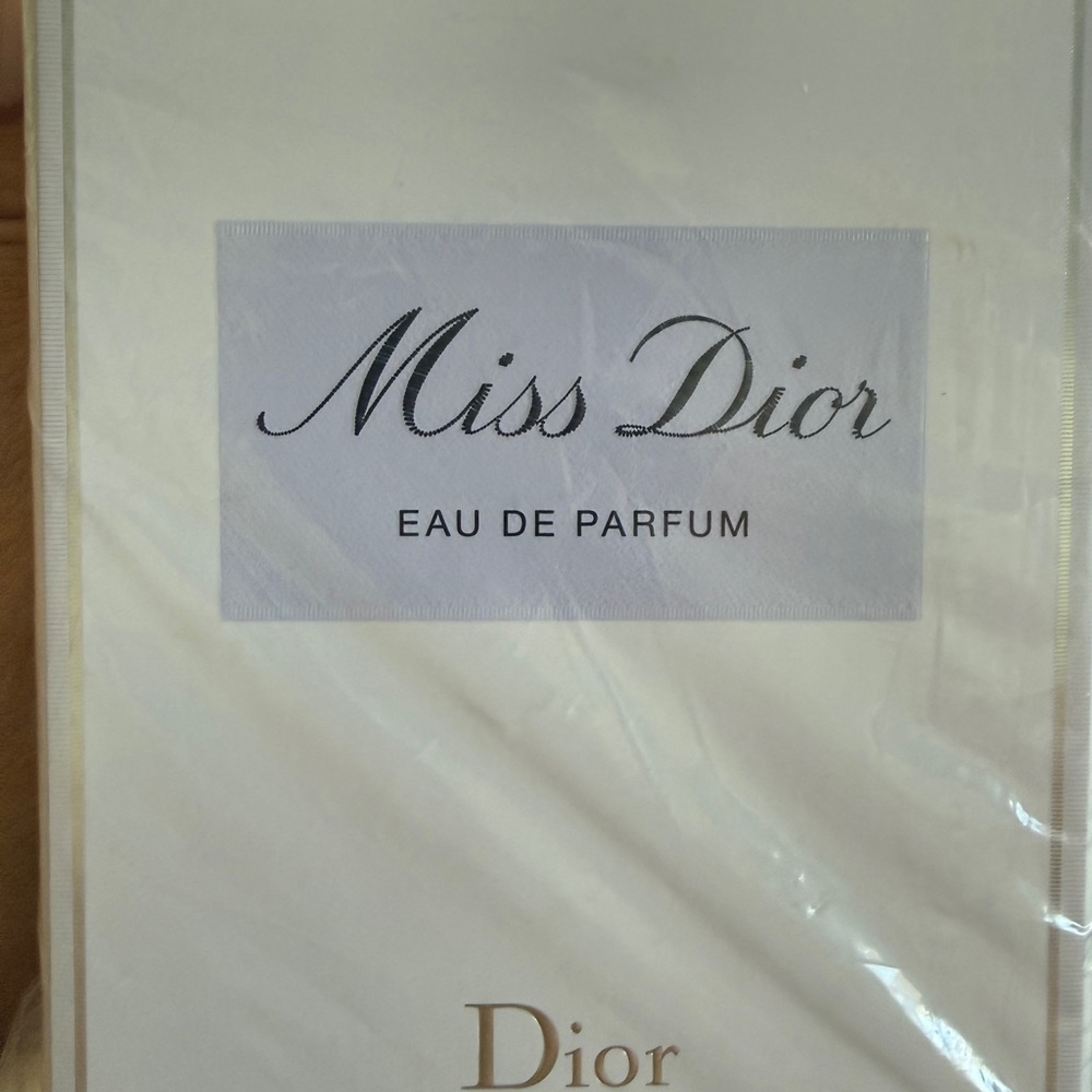 Dior Red Cosmetic Pouch with Sample Miss Dior Eau de Parfum - Picture 5 of 6